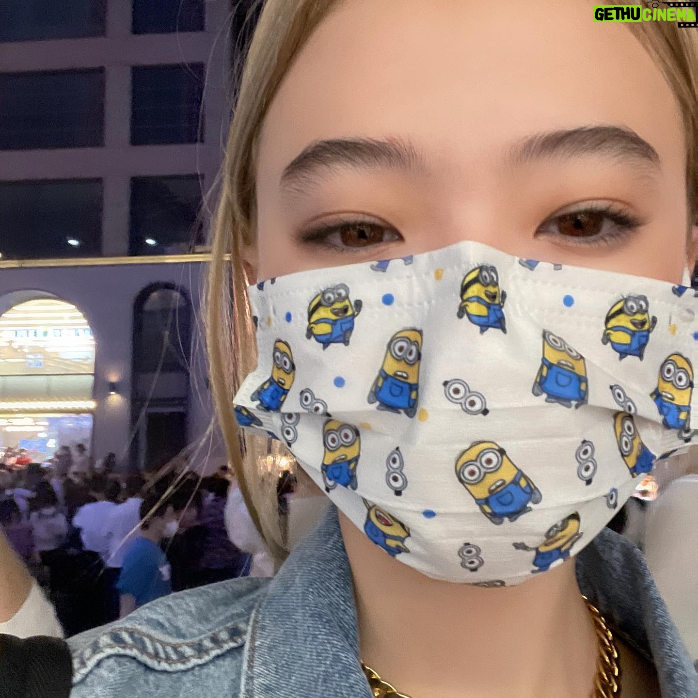 Ella McKenzie Instagram - Korea 💕♥️❤️ and Julia and my love 🎸Taylor and minions 😁