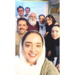 Narges Mohammadi Instagram - جناب رحمانیان عزیزم کار من و شما از استاد شاگردی و کارگردان و بازیگر گذشته … شما خانواده من هستین و وقتی از روی صحنه چشمم به شما افتاد 
بغض کردم و انقدر احساساتی شدم که یکی از انسان هایی که به راستی ازش خیلی چیزها آموختم در معرفت و هنر و یک دوست و همکار و استاد و البته یکی از عزیزترین اعضای خانواده ام به تماشای نمایش ما اومده و داره من رو نگاه میکنه …
جناب محمد رحمانیان بزرگ سایه تون مستدام 
دوستتون دارم و ممنونم که همیشه به بهترین شکل ممکن هستین …
خدا شما رو برای ما و تاتر و هنر این کشور نگه داره …. #محمد_رحمانیان
