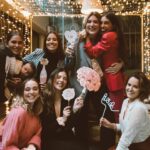 Sheryl Rubio Instagram - Que bonito celebrar a tus amigas y consentirlas 🤍💍 @luisacardenas es una persona importante en mi vida jamás hubiese podido hacer esto sin la ayuda de @brocantebotanico porque es el lugar más bonito para hacer eventos qué hay y @happyworldmexico por decorarlo así 🤍