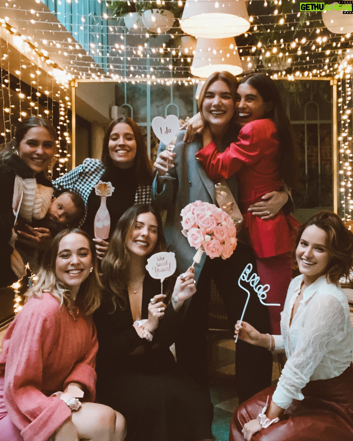 Sheryl Rubio Instagram - Que bonito celebrar a tus amigas y consentirlas 🤍💍 @luisacardenas es una persona importante en mi vida jamás hubiese podido hacer esto sin la ayuda de @brocantebotanico porque es el lugar más bonito para hacer eventos qué hay y @happyworldmexico por decorarlo asà 🤍