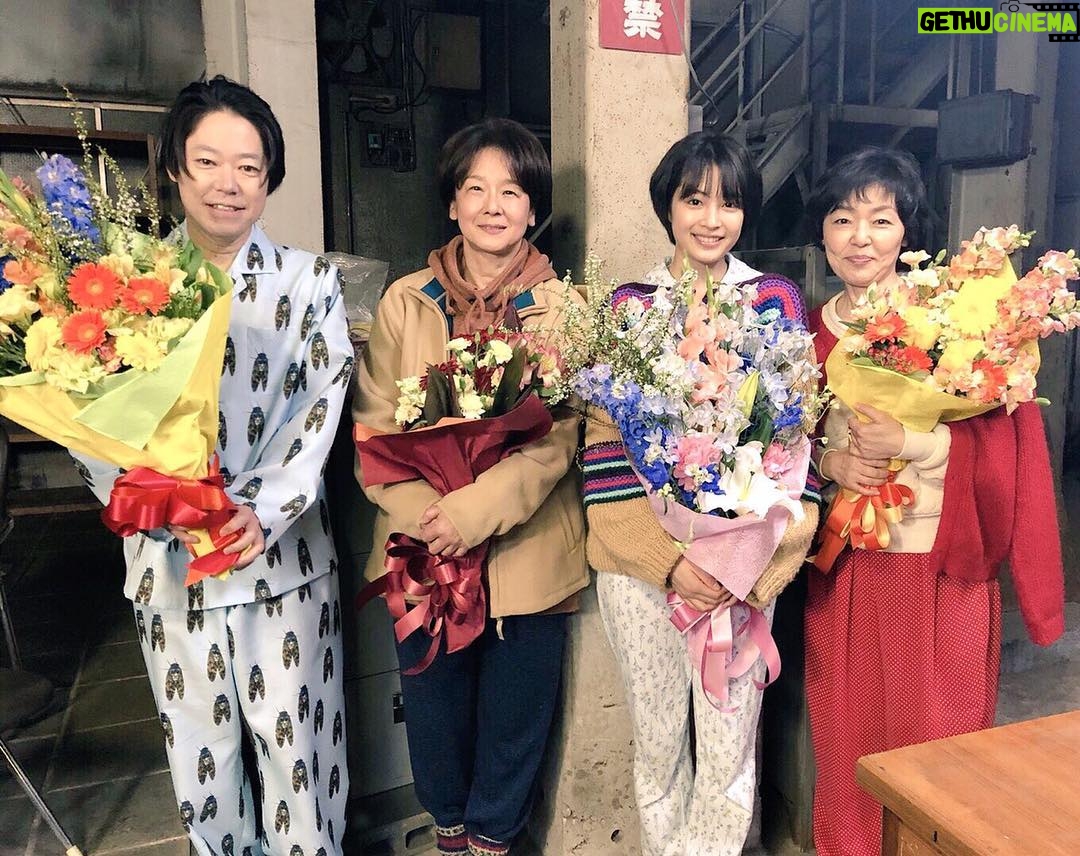 Suzu Hirose Instagram - anoneクランクアップ。
こんなにお芝居が楽しくて楽しくて仕方ない現場は初めてでした。すごい現場だった。多分ハリカが別の方だったら絶対嫉妬してた笑。それくらい、ハリカという役とanoneという作品に出会えて本当に、本当に幸せです。
最初はドキドキしてたのに、気付いたら私も皆さんの事が大好きで大好きでいますぐにでもあいたいんです。
私にとって、すごく特別な作品になりました。
#最終回は21日だよ見てね #anone #家族