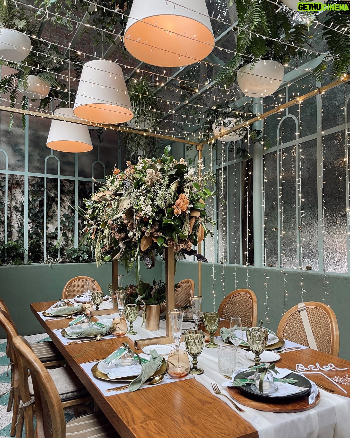 Sheryl Rubio Instagram - Que bonito celebrar a tus amigas y consentirlas 🤍💍 @luisacardenas es una persona importante en mi vida jamás hubiese podido hacer esto sin la ayuda de @brocantebotanico porque es el lugar más bonito para hacer eventos qué hay y @happyworldmexico por decorarlo asà 🤍
