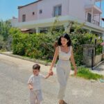 Özge Yağız Instagram - bal peteğim ve ben iyi bayramlar dileriz🥰🤍 #teyzoş