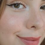 Sheryl Rubio Instagram - Maquillaje para vernos bronceadas y con muchas pecas sin tener que pasar horas bajo el sol ☀️😚 
.
1. Crema hidratante: @versed 
2. Crema para debajo de los ojos: @elemis 
3. Bloqueador solar: @supergoop
4. Corrector para quitar rojeces: @lorealparis 
5. Corrector iluminador de ácido hialuronico: @colourpopcosmetics 
6. Lápiz de nuevo pecas: colourpopcosmetics 
7. Blush liquido: @glossier 
8. Sombra en gel: @colourpopcosmetics 
9. Bronceador/iluminador: @tower28beauty 
10. Spray setting: @colourpopcosmetics 
11. Labial Matte: @contextskin