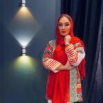 Elham Hamidi Instagram - .
مردم همه هفته را برای جمعه منتظر می مانند
همه سال را برای تابستان
و همه ی زندگی را برای خوشبختی
تو مثل آنها نباش
همین الان خوشحال باش ❤️
.
.
.
.
#تابستان #خوشحالی