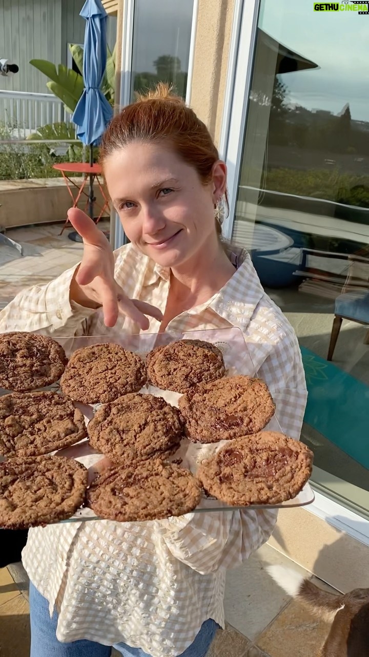 Bonnie Wright Instagram - Pantry choc chip cookies 🍪🍪🍪 all the ingredients you can store in your cupboard so you never have a reason not to bake! Find the recipe in my book #gogently #gocook #vegan #chocolate #cookies