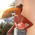 Stéphanie Durant Instagram - Sunset ok, bronzage ok, sourire ok 👌

Je vous en ai parlé un peu en story, mais ces derniers temps, j’étais dans un petit mood, la phase où tu peux plus voir ta tête, t’as envie de changer 1000 fois de coiffures ( alors qu’après tu vas regretter ) , tu trouves que tous les habits ne te vont pas .. Bref , clairement un mood de merde 😅 Ça fait du bien quand ça s’arrête ☺️ Qui se reconnaît ? 💜