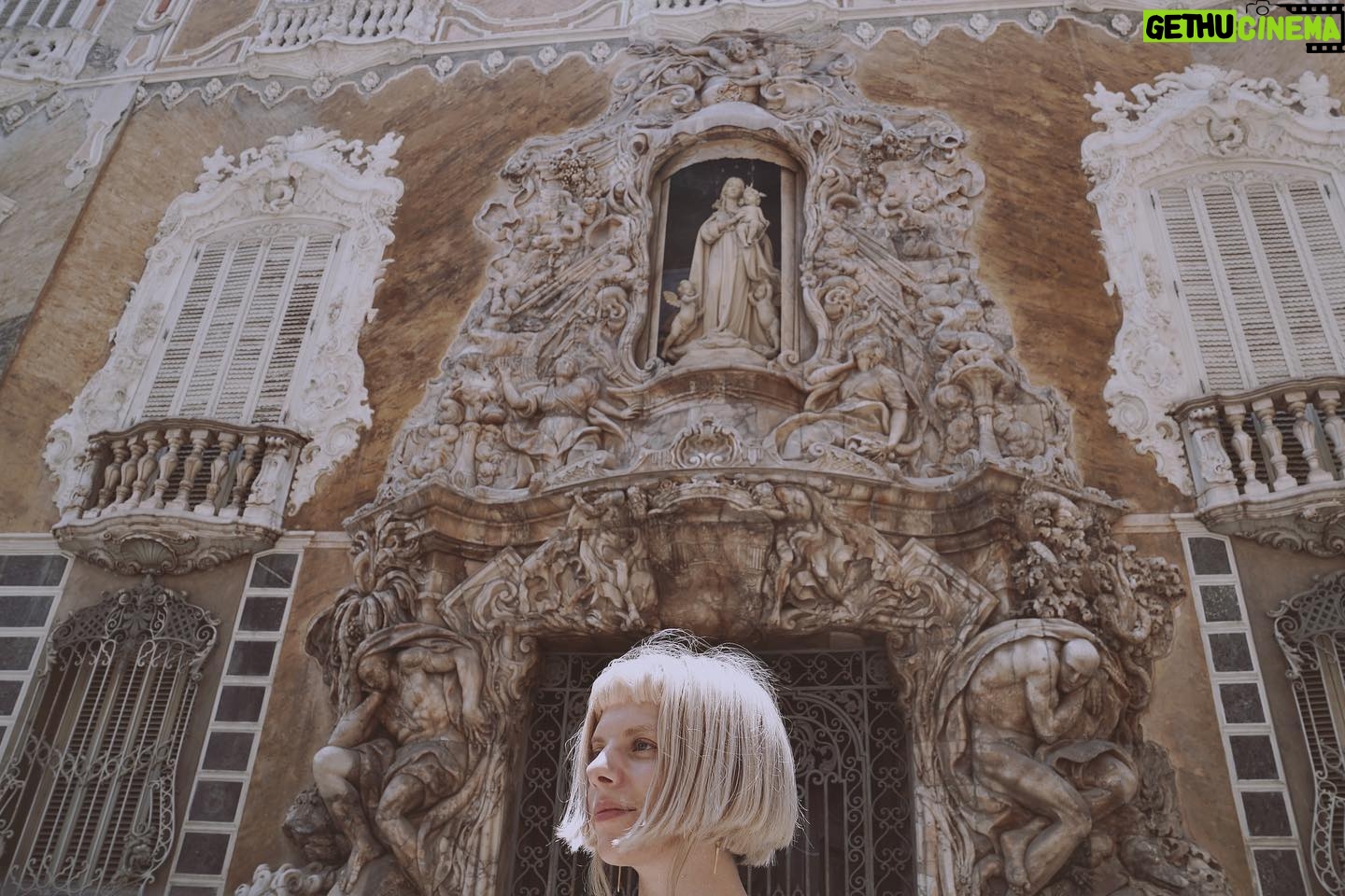 Aurora Aksnes Instagram - When your show gets cancelled in Valencia but you and your team decides to go there anyways for a holiday 🌞
By @aurorabackstage