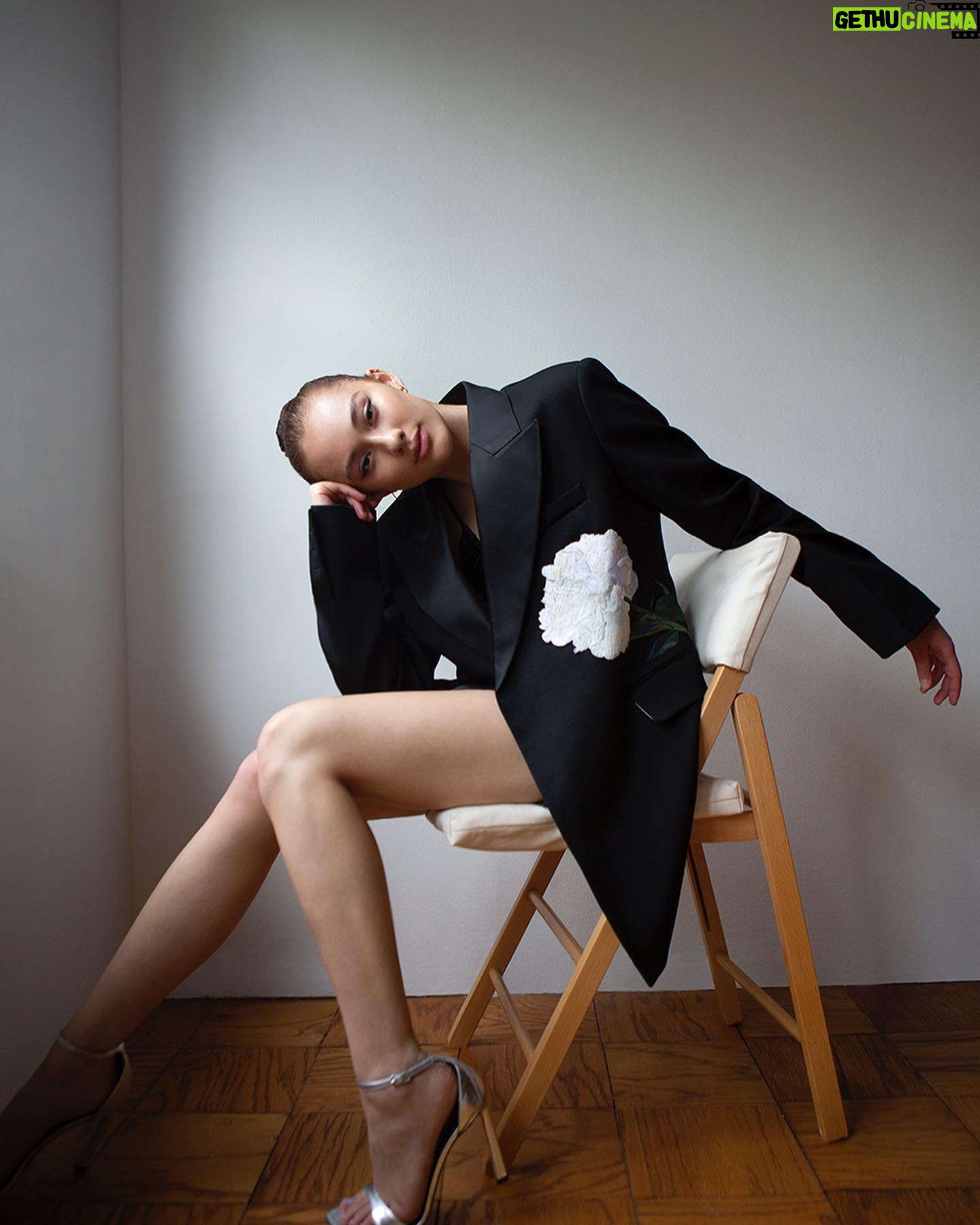 Lola Tung Instagram - Thank you @1883magazine for the interview and thank you @karl_simone for these lovely photos 🌹