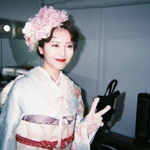 Minami Hamabe Instagram - 『京都きもの友禅』さんの最新ビジュアルが公開されました🐰

受け継がれてきた繊細さを纏いながらも、襟元にレースや首飾りを組み合わせたり、足元にはブーツを合わせていたり私も初めての試みがありました🧏
今回のチャッチコピーは「咲き誇れ二十歳」です🧏
一人一人が持つ個性と未来を抱き締め、最高だと思える振袖との出会いがありますように🧏

リンクは載せ方わからないのでストーリーに載せておきます
ぜひチェックしてみてください🧏

もうすぐ誕生日らしいのですが
それまでにやらなきゃいけないことが溜まっているので消化したいとは思ってます…
めんどくさい…やだ…
ずっと寝てたい…