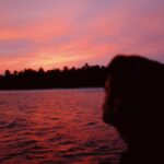Georgina Amorós Instagram - Venir a esta isla siempre incluye ver muchos animalitos, puestas de sol y el mar con gente muy maja y Diegui, claro, y a mi eso me parece un planazo 🪸
Los majos son @white_sand_dhigurah 🐚 thx for always making our stay so special❤️