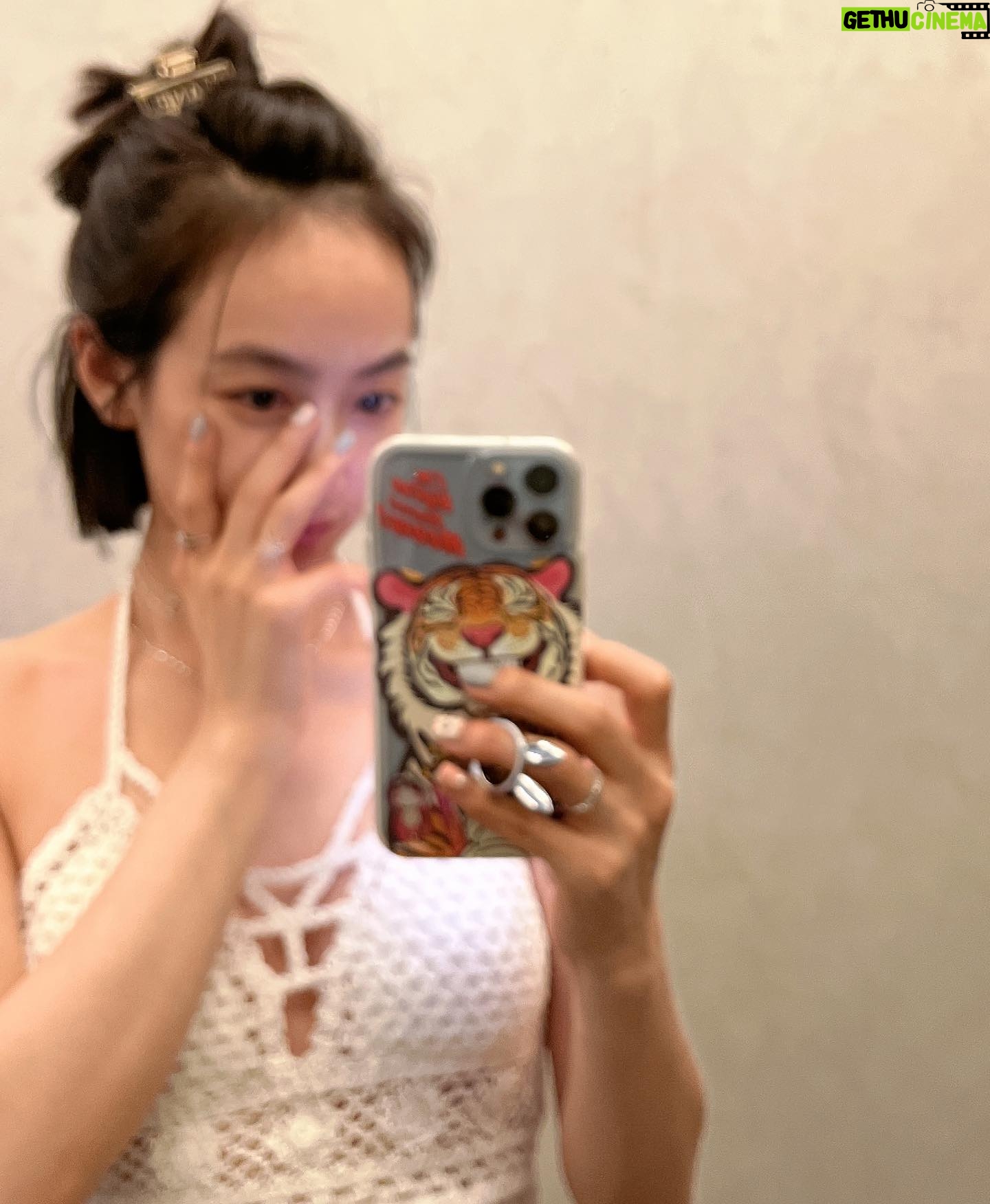 Victoria Song Instagram - just a souvenir…🌞