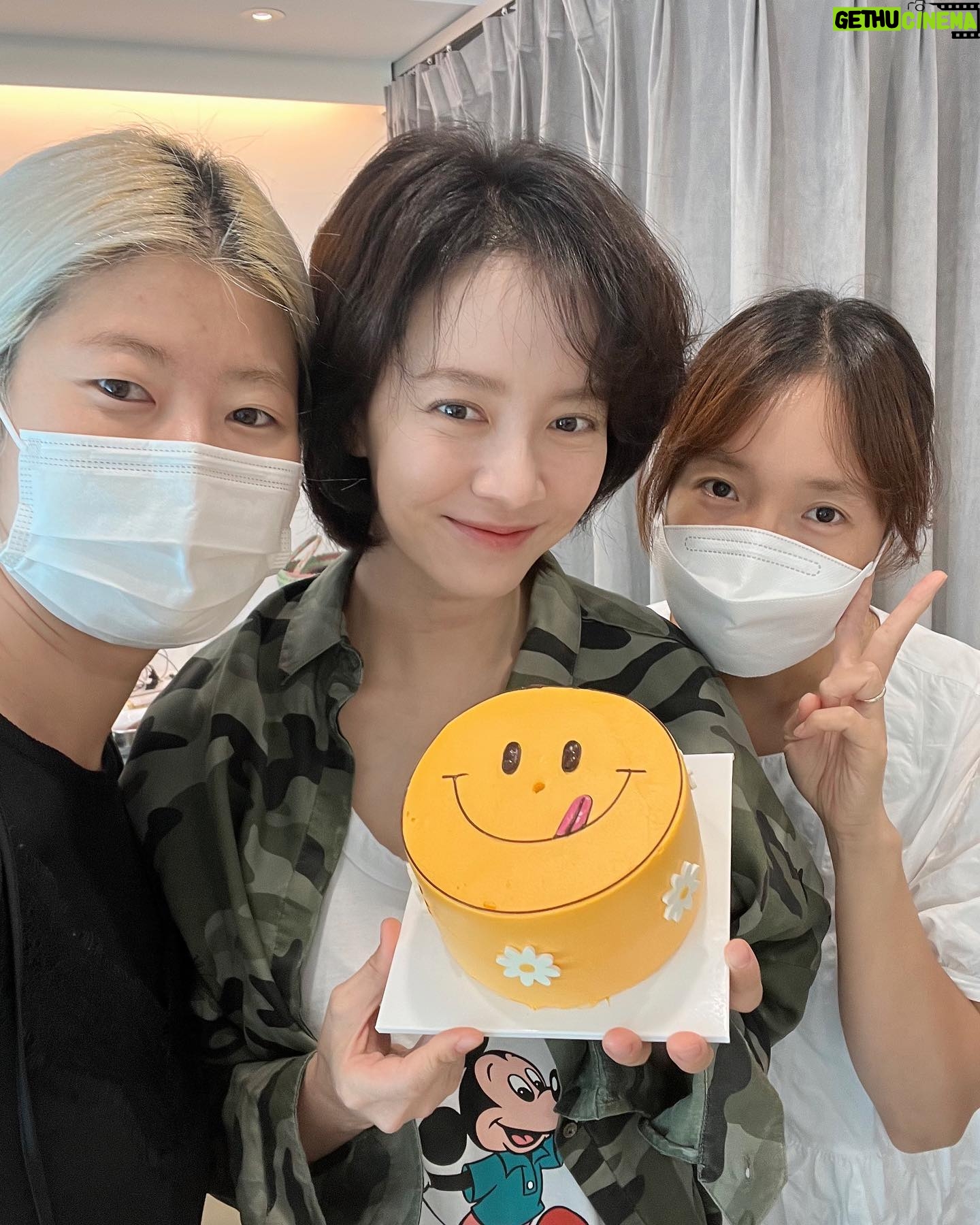 Song Ji-hyo Instagram - 홍다 미나가 준비한 🎂
혜륜이 동범이 율이의 🎂