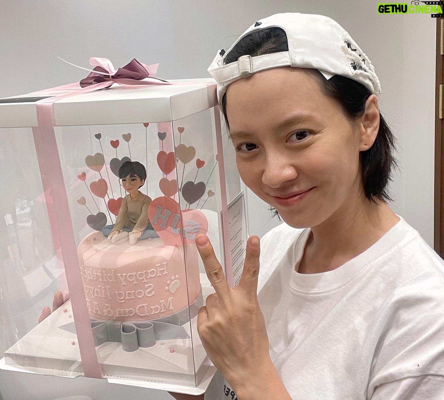 Song Ji-hyo Instagram - 덕분에 행복한 생일 주간을
보내고 있습니다
다들 늦여름 건강 유의하셨으면 해요
감사합니다✨