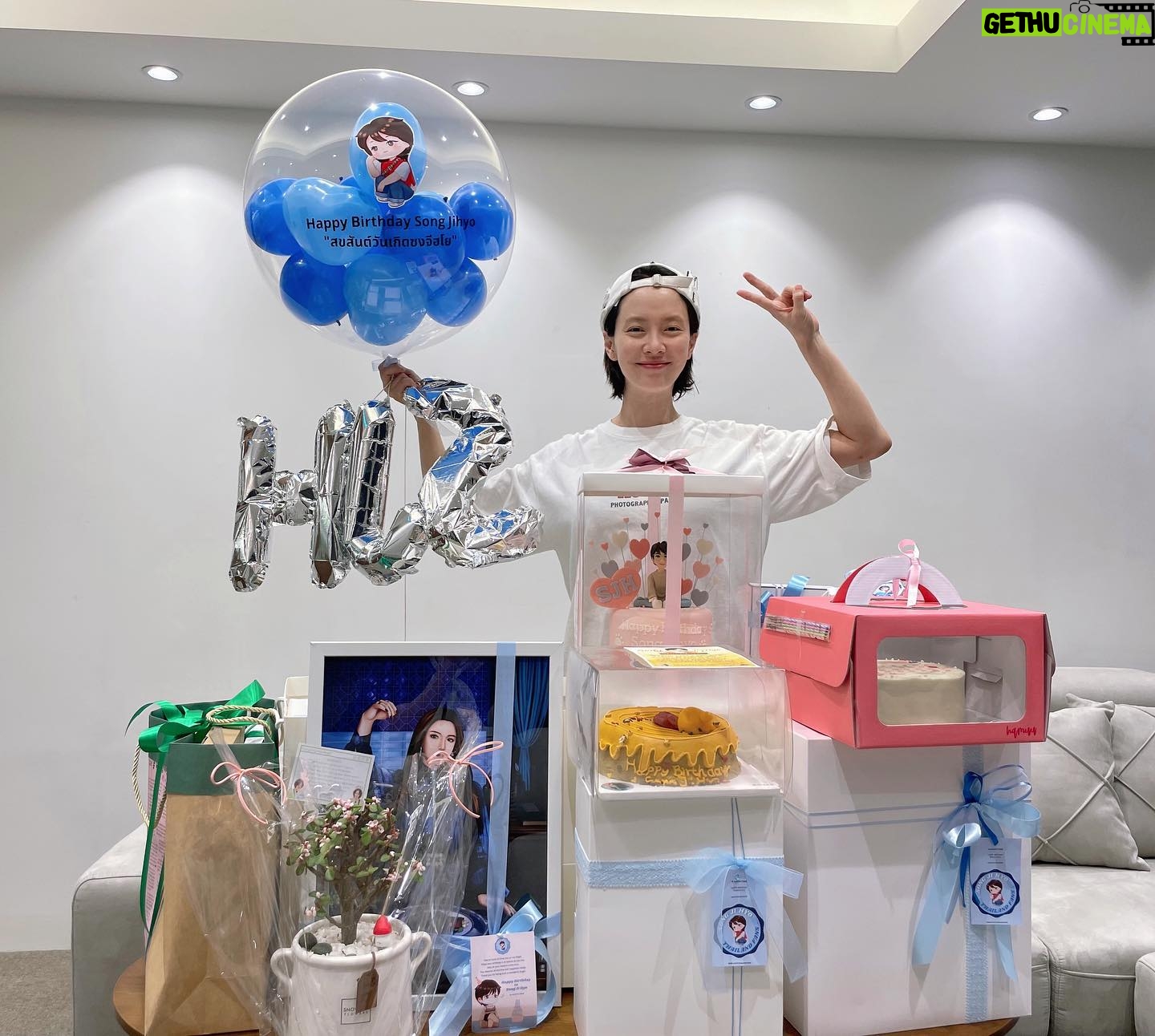 Song Ji-hyo Instagram - 덕분에 행복한 생일 주간을
보내고 있습니다
다들 늦여름 건강 유의하셨으면 해요
감사합니다✨