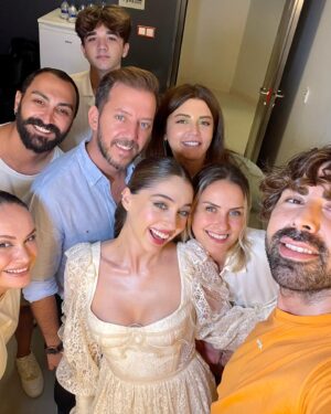 Cemre Baysel Instagram - @ibrahimselimlefox Bu gece 23.45 de @foxturkiye de ⭐️ 
İlk kez bir talk show konuğu olmanın mutluluğunu ve heyecanını taşıyorum.. @ibrahimselim hoş sohbetin ve nezaketin için çok teşekkür ederim 🤍 
Canım annem♥️ 
Canım dostlarım, küçük kız kardeşlerini yine yalnız bırakmadılar🥲  iyi ki varsınız♥️ 
Veee canım ekibim sizi çok seviyorum! 
Her zaman yan yana.. hep beraber !!