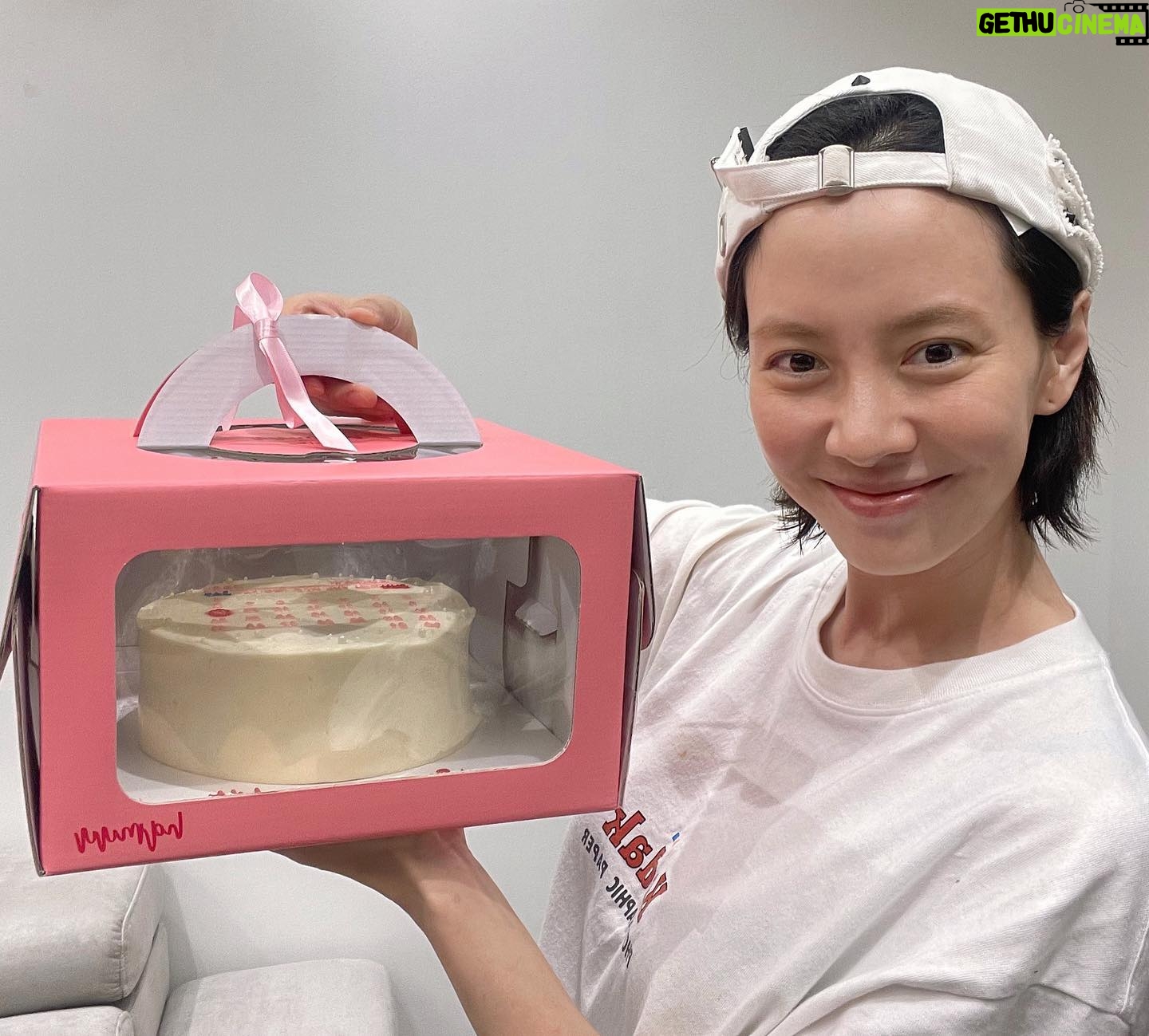 Song Ji-hyo Instagram - 덕분에 행복한 생일 주간을
보내고 있습니다
다들 늦여름 건강 유의하셨으면 해요
감사합니다✨