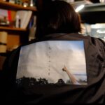 Asami Mizukawa Instagram – 『おとこのことを』撮影時🎬
合間に勉強中のわたしの背中を隠し撮りする窪田氏。
ジャンパーはスタッフ全員オソロイでした🫰🏻