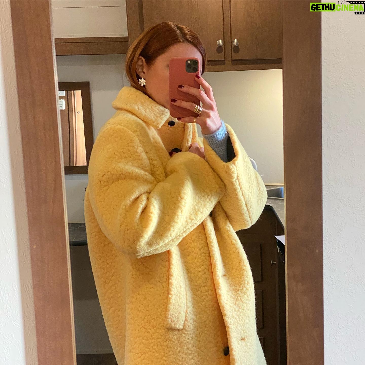 Bonnie Wright Instagram - already dreaming about autumn 🍂