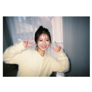 Minami Hamabe Instagram - 無事に今年もお誕生日を迎えまして
22歳になりました🐶

21歳もたくさんのあたたかい方々と素敵なお仕事に恵まれて幸せでした🐶皆さまいつもありがとうございます
22歳ということで例年よりもダブルピースを多めに主張してゆく所存です🐶

暑さで外になるべく出たくないという思いから最近全然歩いていないので、運動に苦手意識が強い私ですが、歩くくらいはしていきたいですね。さすがに🐶
あとはそうですね。免許学校は無事に卒業したので、あとは免許センターに行っての筆記試験に合格したいですそろそろ。卒業して時間が空いておりまして教科書たちに埃がかぶりそうです。

忘れっぽくて面倒くさがりで大雑把でぼんやりしているところもございますが、尊敬してやまない先輩方のように人間力を育ててゆきたいと思っております。これからもどうぞよろしくお願いいたします🐶

22歳も嬉しい出来事がたくさんたくさんありますように。いっぱいいっぱい笑えますように!