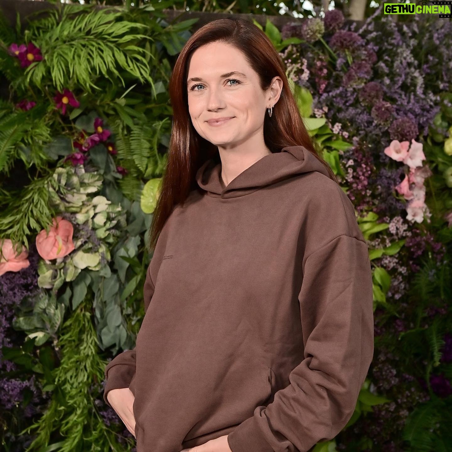 Bonnie Wright Instagram - I’m very much an introvert but when I can be in a room full of storytellers, climate champions and material scientists. I’m there. Thanks @pangaia for a beautiful evening and further confirming my love for your cozy climate nerd friendly clothes 🌎🌍🌏 @thealist.us @regeneration.vc @commontablecreative @kennyscharf
photos @stefaniekeenan