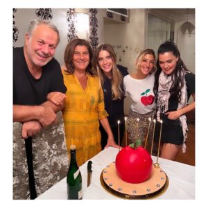 Şevval Sam Instagram - 🍎Veeee..inanması zor ama dün akşam “6.Sezon”a merhaba dedik. Emeği geçen herkese ve izleyicilerimize şimdiden çok teşekkür ediyoruz. 🍎
@yasakelmafox @foxturkiye @fatihaksoyresmi @civelekmelis @eda.ece @zeyzeynooo