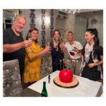 Şevval Sam Instagram - 🍎Veeee..inanması zor ama dün akşam “6.Sezon”a merhaba dedik. Emeği geçen herkese ve izleyicilerimize şimdiden çok teşekkür ediyoruz. 🍎
@yasakelmafox @foxturkiye @fatihaksoyresmi @civelekmelis @eda.ece @zeyzeynooo