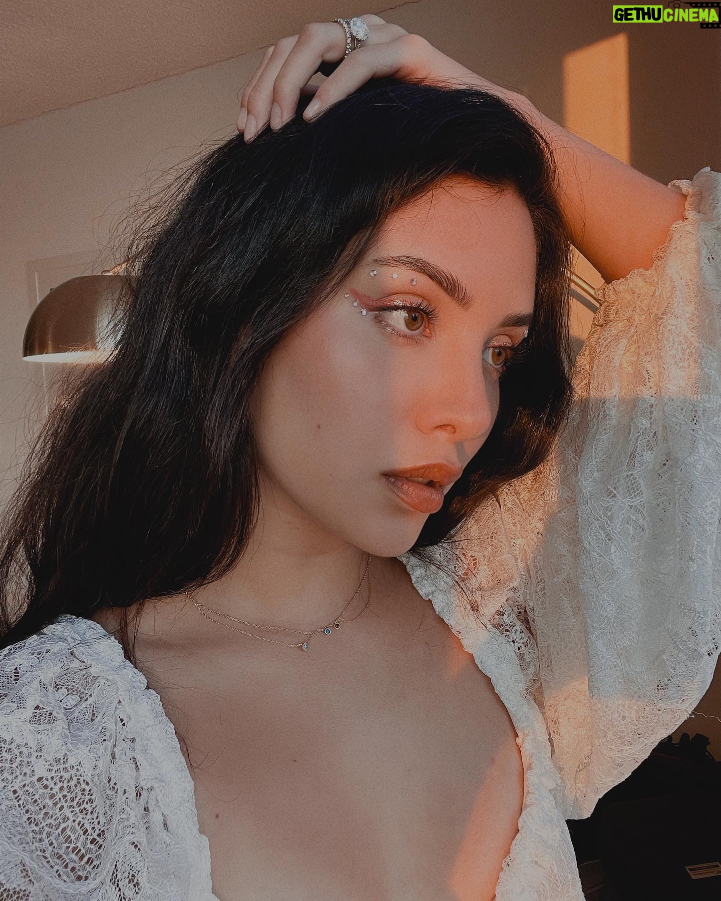 Sheryl Rubio Instagram - Lana del Rey’s sister 🧚🏻♀️ probando Half Magic de @donni.davy en collab con @boxycharm ✨