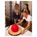 Şevval Sam Instagram – 🍎Veeee..inanması zor ama dün akşam “6.Sezon”a merhaba dedik. Emeği geçen herkese ve izleyicilerimize şimdiden çok teşekkür ediyoruz. 🍎
@yasakelmafox @foxturkiye @fatihaksoyresmi @civelekmelis @eda.ece @zeyzeynooo