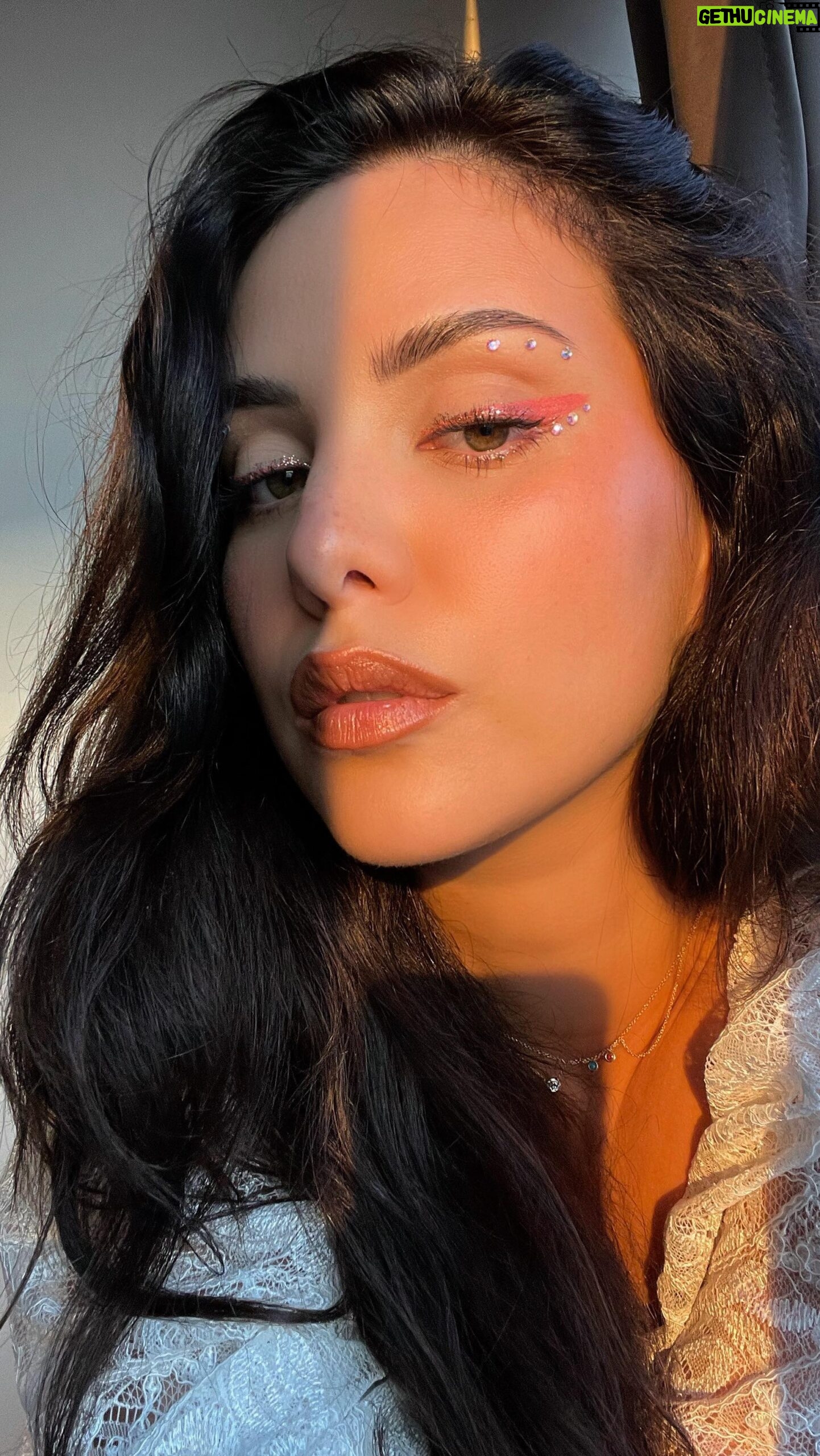 Sheryl Rubio Instagram - Party vibes ✨ aprovechando la nueva collab de @donni.Davy con @boxycharm la makeup artist de euphoria 😍#boxychiefmua #boxycharmpartner #ad