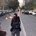 Sahar Dolatshahi Instagram - .
دلم کرمان است. همراه تویی که روی جعبه‌ی آهنی نشسته‌ای و موهایت را می‌بری.
 دلم رشت است. کنار تو که عرض میدان را به جای تمام قدم‌هایی که ما برنداشتیم طی میکنی و به پرواز درمیآیی. 
دلم ارومیه است. کنار تویی که زخمی هستی. تویی که زخمت زخم من است. 
دلم سقز و بانه است. کنار شمایی که موی زنان‌تان چیزی جز حرمت و زیبایی نیست و حالا فریادتان جهان را پر کرده است.
دلم تهران است. کنار تویی که پشتت به دوربین است و مشتت رو به آنهایی که باید، تا بفهمند آینده از آن شماست.

دلم جا به جای سرزمینم است.

 قلبم سنگفرش پاهایی است که برای بازگرفتن حق آزادی و احترام زن، به سوی تاریکی می‌دوند. دیگر غمگین نیستم. 
نامت ماند مهسا. رمز نشد. فاش شد. فریاد شد. 
تو، ما شدی و ما همه با همیم. 
همه با هم.
#مهسا_امینی