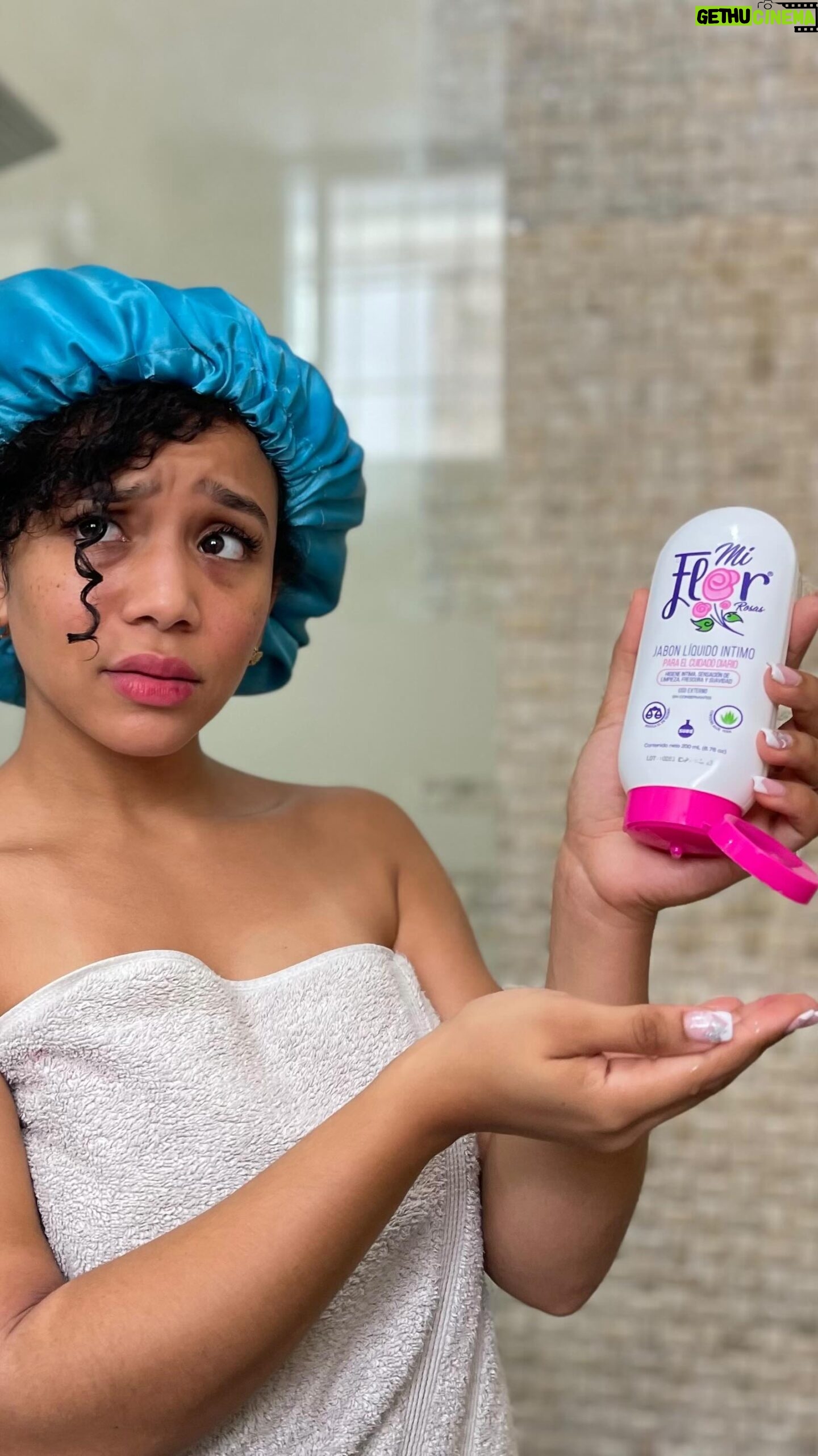 Chelsy García Instagram - Cuánto pasar hasta pa’ bañarse😂😂😂pero eso sí! Al final pude estar cómoda y segura con @miflorrd 😍
#MiFlorRD #MiFlor #HigieneIntima #HigieneFemenina #Frescura #Jabonintimo #Salud #Higiene #Love #Mujer #Calidad #Seguridad #SuedFargesa #SeguridadTerapeutica #Salud #instadaily #Instagood #RutinaDiaria #Limpieza #ZonaV