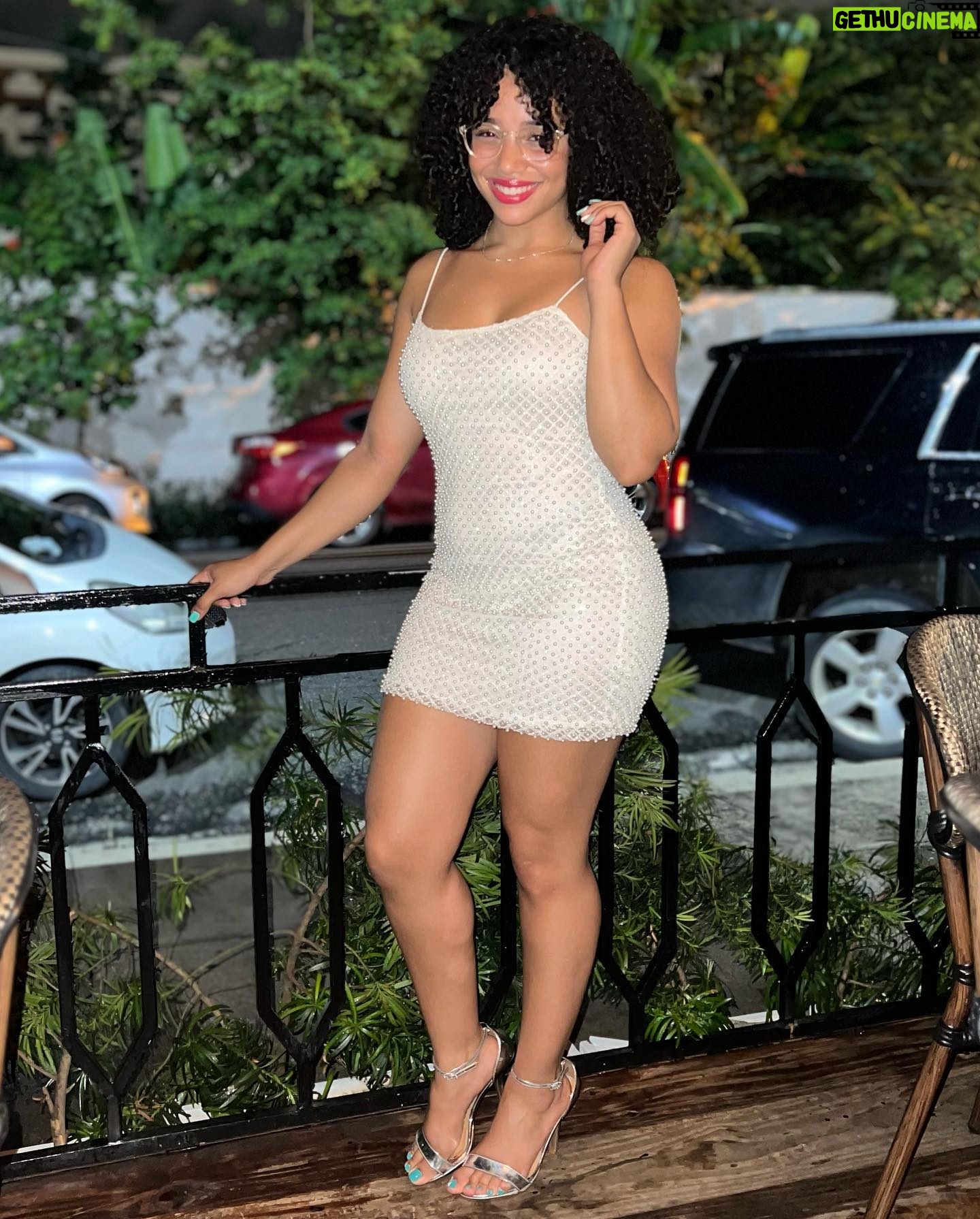 Chelsy García - 47.2K Likes - La Chelsea. 🔋🇩🇴
El vestido es de @sandy.fashion.usa 😍