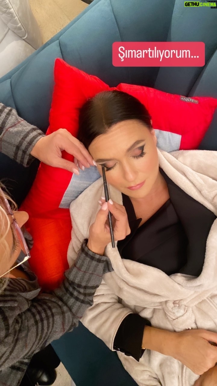 Şevval Sam Instagram - STARLİÇE oldum…⭐️Şımartılıyorum… 💓🎶🥳🤩@yasakelmafox ❤️ @bylecielofficial @1murataydogdu @duygu.sokmen