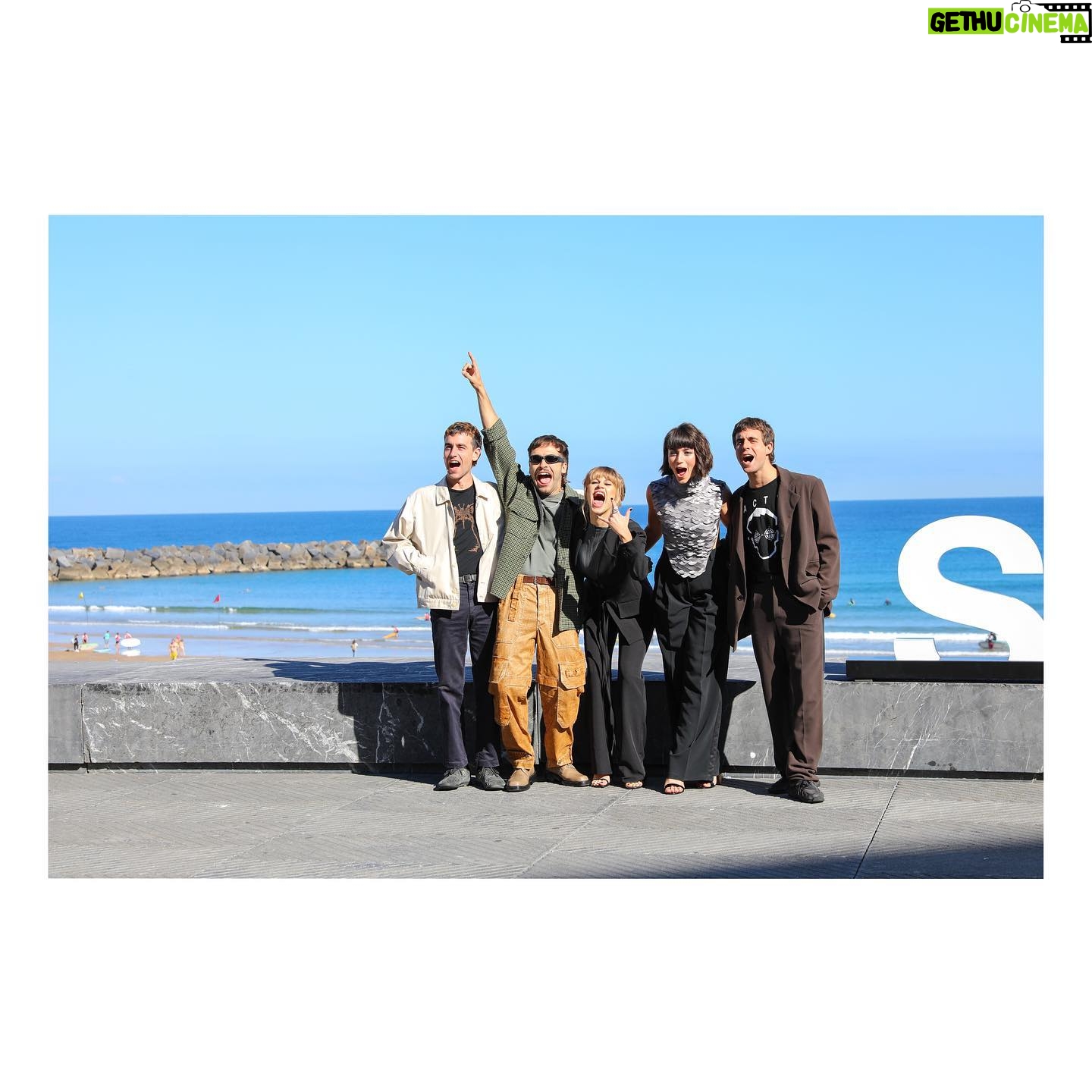Claudia Salas Instagram - “LA RUTA”
13 de NOVIEMBRE en @atresplayer
Gracias @larutaserie @caballofilms equipo, familia y hogar (de paso y de quedarme a vivir).
@sansebastianfes
@kuranda_agencia
@atresmediacom
Estilismo @josejuan35
@leshommes_real
@louboutinworld
Maquillaje y peluquería (siempre) con la mejor @cristina_salas_
Gracias por hacer este camino conmigo y enseñarme a andar cuando se me olvida.
La única manera de explicar lo que ha significado este proyecto para mí es la siguiente: no hay manera.
Oficio, profesión y amor.
¡Gracias!