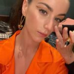 Claudia Salas Instagram – Donosti, me voy llenita de amor (parte1).

Maquillaje y peluquería (obra de ingeniería) de @cristina_salas_ 

Estilismo por súper @josejuan35 

@pralineparis 👗
@byfar_official 👠
@tousjewelry 💍

Pd: tengo la suerte de trabajar con un equipo que hacen match sin conocerse. Gracias amigxs.

#yslbeauty #makeuplook