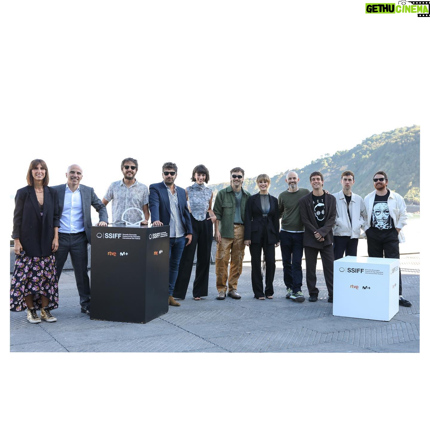 Claudia Salas Instagram - “LA RUTA”
13 de NOVIEMBRE en @atresplayer
Gracias @larutaserie @caballofilms equipo, familia y hogar (de paso y de quedarme a vivir).
@sansebastianfes
@kuranda_agencia
@atresmediacom
Estilismo @josejuan35
@leshommes_real
@louboutinworld
Maquillaje y peluquería (siempre) con la mejor @cristina_salas_
Gracias por hacer este camino conmigo y enseñarme a andar cuando se me olvida.
La única manera de explicar lo que ha significado este proyecto para mí es la siguiente: no hay manera.
Oficio, profesión y amor.
¡Gracias!