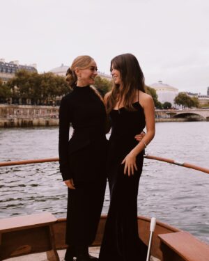 Georgina Amorós Instagram - Celebrating #LaVieEstBelle last night w/ the @lancomeofficial family 💐🥂

Merci a mucha gente;
Equipazo @beautyexpertlancome @laurabarrosparedes @robertosiguero 
Style team @francescarinciari @pauladelgado_sj 💃🏻 @adrianaiglesias_official @cartier @rogervivier 
Glam team @ayafujitamakeup @simon_chossier gracias @extensionmania por el pelazo! 
Y mi compañera de aventuras @desireefina 🫀