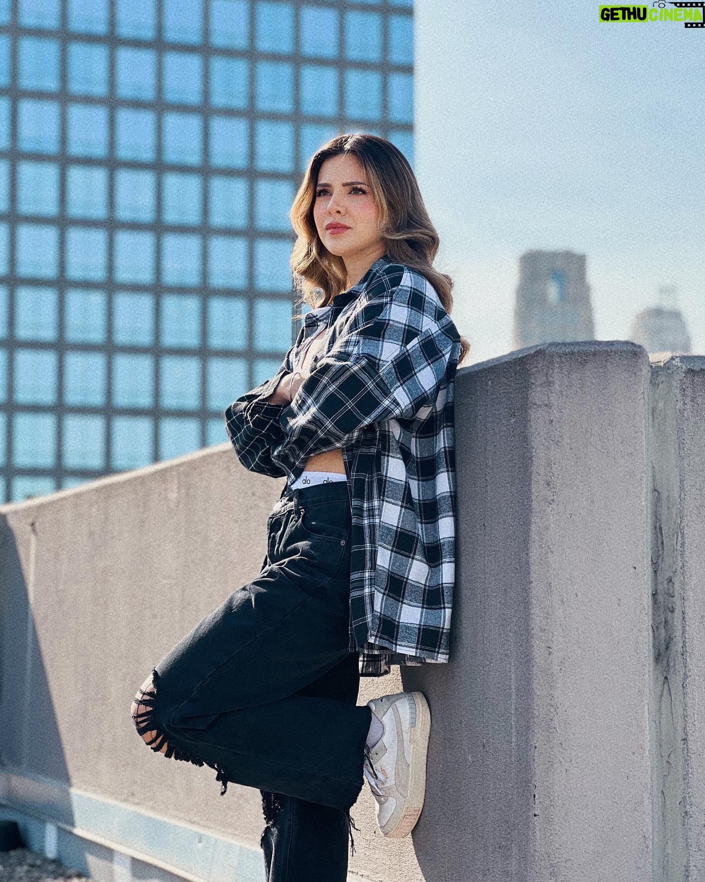 Sheryl Rubio Instagram - Ojalá pudieran sentir la emoción que siento. Este viernes 30 de septiembre van a poder escuchar Me Traicioné ft. @gabynoya 💔🥹