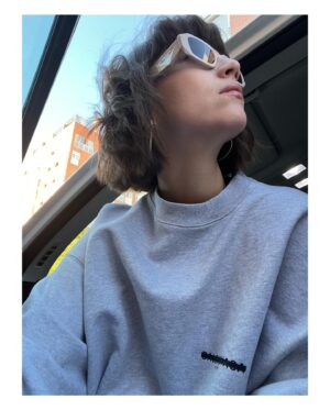 Claudia Salas Instagram - 1.- Estás fotos me las ha hecho Martina. Que es pequeña y no tiene Instagram, porque los niños pequeños con Instagram; cap sentit.

2.- Mañana me voy de vacaciones.

3.- Con dios amiguitxs. Hasta más ver. Ciao Madrid.

4.- 🌹.