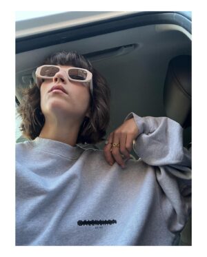 Claudia Salas Instagram - 1.- Estás fotos me las ha hecho Martina. Que es pequeña y no tiene Instagram, porque los niños pequeños con Instagram; cap sentit.

2.- Mañana me voy de vacaciones.

3.- Con dios amiguitxs. Hasta más ver. Ciao Madrid.

4.- 🌹.