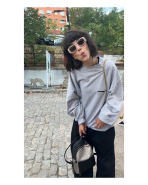 Claudia Salas Instagram - 1.- Estás fotos me las ha hecho Martina. Que es pequeña y no tiene Instagram, porque los niños pequeños con Instagram; cap sentit.

2.- Mañana me voy de vacaciones.

3.- Con dios amiguitxs. Hasta más ver. Ciao Madrid.

4.- 🌹.