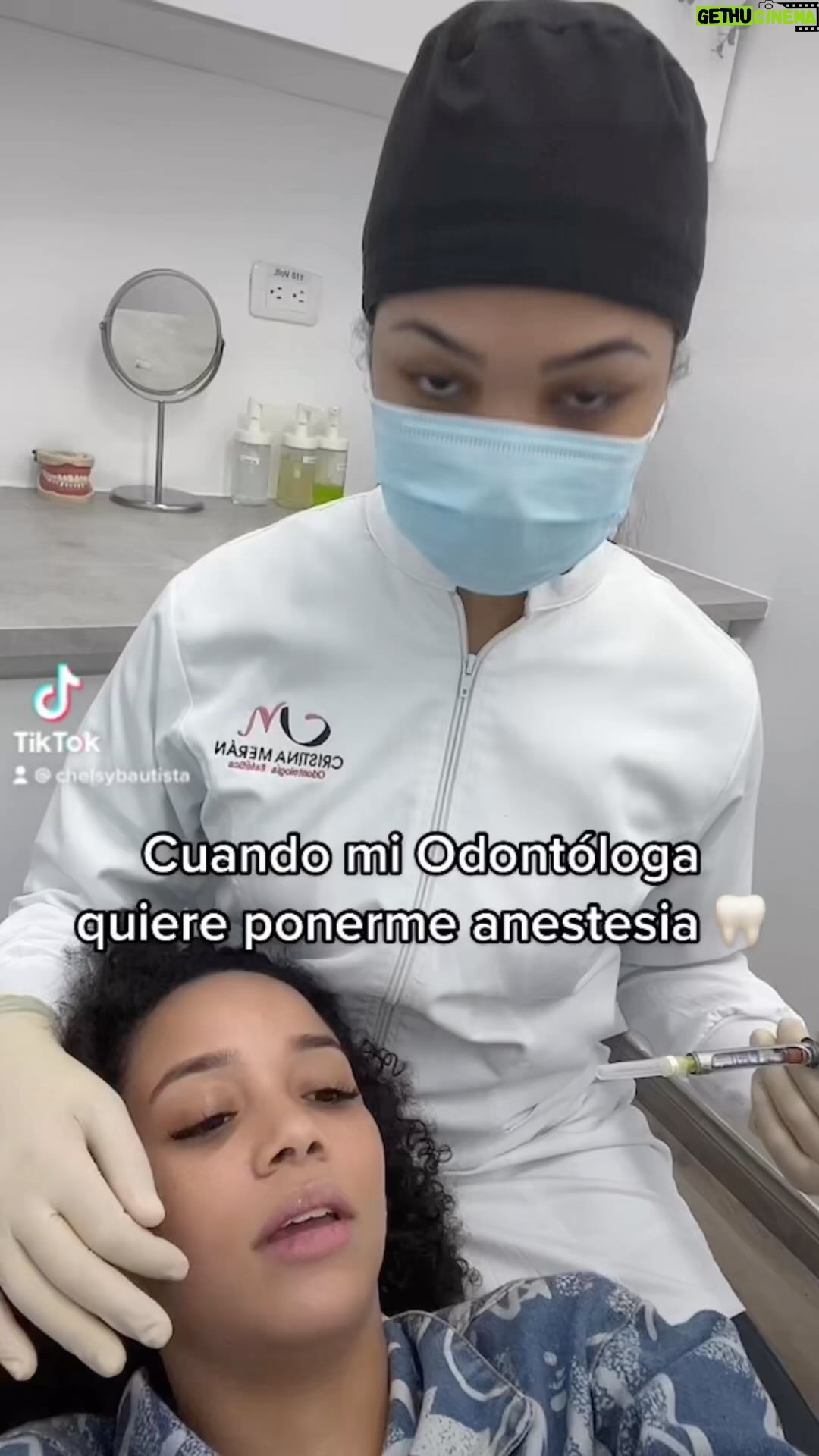 Chelsy García Instagram - Yo en @levi_dental_ con mi doctora @cristinameran_odo creyendo que me va a doler pero no duele na’, solo es proceso para dejar mi sonrisa hermosa.😂😍