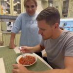 Marina Fedunkiv Instagram - Жду когда теперь присудят мне звезду от Мишлен 👩‍🍳 
Бекстейдж съемки повесила в ВК. Ссылка на страницу  в шапке профиля 

#федункив #маринафедункив #борщ #кулинар #мояженарулит #актриса #певица #камеди #прикол