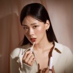 BIBI Instagram - 디어달리아 F/W 신상 #멜트인멜로우컬렉션 제가 가장 먼저 발라봤다구요! 

제 픽은 가을느낌 낭낭한 브릭 레드 컬러의 ENVY 입니댜 🤎❤️

#DearDahlia #디어달리아 #비건뷰티 #BiBi #비비 #디어달리아X비비 #비비틴트