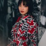 Nana Komatsu Instagram - @chanelofficial Spring Summer 2023

2年10ヶ月ぶりのパリでCHANELのshow🇫🇷
会場は360°スクリーンで囲まれた空間。
今までのコレクションとは雰囲気もガラッと変わり、セクシーさもありながらその人が持つしなやかな身体のラインと素材が組み合わさって息を呑む美しさだった。
こっちまでドキッとしてしまう、ミステリアスな雰囲気が漂ったコレクションでした！

あぁ、楽しすぎたなぁ。
次のコレクションは
どんな感じなんだろう、待ち遠しい。

Thank you for @chanelofficial 🌹
#chanelspringsummer
