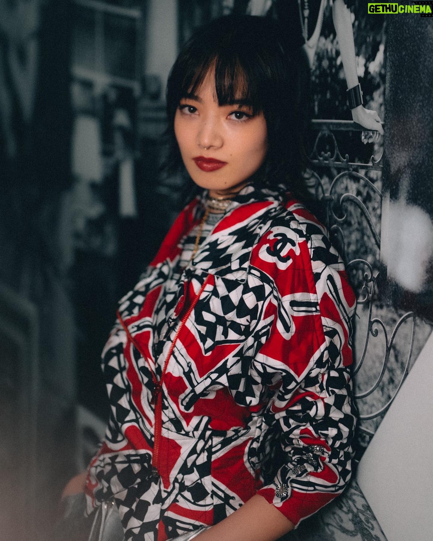 Nana Komatsu Instagram - @chanelofficial Spring Summer 2023
2年10ヶ月ぶりのパリでCHANELのshow🇫🇷
会場は360°スクリーンで囲まれた空間。
今までのコレクションとは雰囲気もガラッと変わり、セクシーさもありながらその人が持つしなやかな身体のラインと素材が組み合わさって息を呑む美しさだった。
こっちまでドキッとしてしまう、ミステリアスな雰囲気が漂ったコレクションでした!
あぁ、楽しすぎたなぁ。
次のコレクションは
どんな感じなんだろう、待ち遠しい。
Thank you for @chanelofficial 🌹
#chanelspringsummer