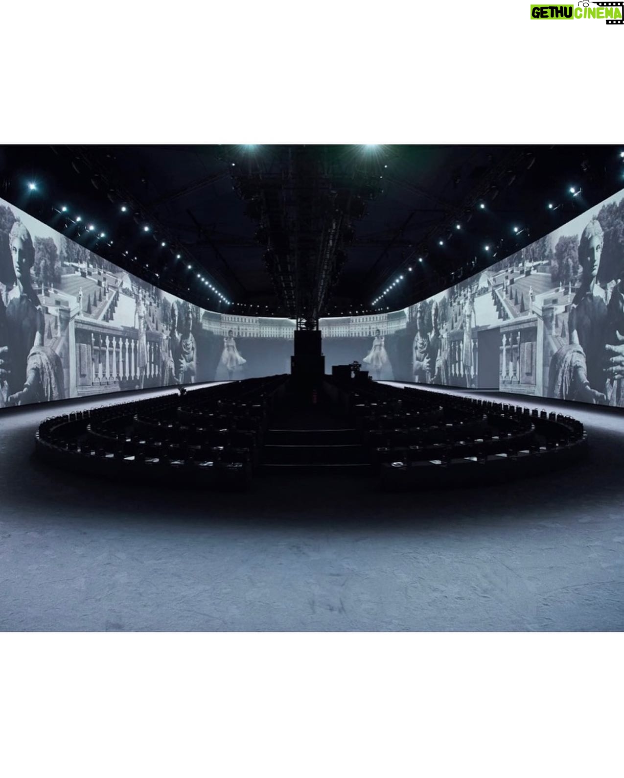 Nana Komatsu Instagram - @chanelofficial Spring Summer 2023
2年10ヶ月ぶりのパリでCHANELのshow🇫🇷
会場は360°スクリーンで囲まれた空間。
今までのコレクションとは雰囲気もガラッと変わり、セクシーさもありながらその人が持つしなやかな身体のラインと素材が組み合わさって息を呑む美しさだった。
こっちまでドキッとしてしまう、ミステリアスな雰囲気が漂ったコレクションでした!
あぁ、楽しすぎたなぁ。
次のコレクションは
どんな感じなんだろう、待ち遠しい。
Thank you for @chanelofficial 🌹
#chanelspringsummer
