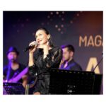 Şevval Sam Instagram - Magazin Gazetecileri Derneği’ne, “Karadeniz II” albümümüze, “En İyi Proje” ödülünü layık gördükleri için çok teşekkür ederiz. 🤩🎶🏆 
❤️⭐️⭐️⭐️⭐️⭐️⭐️⭐️⭐️❤️ @magazingazetecileri 
Fotoğraflar @cankarabulutofficial 
Elbise @tarikedizofficial 
Takılar @robertobravo 
Styling @816styling 
@sburcucam 
@mina.tanay