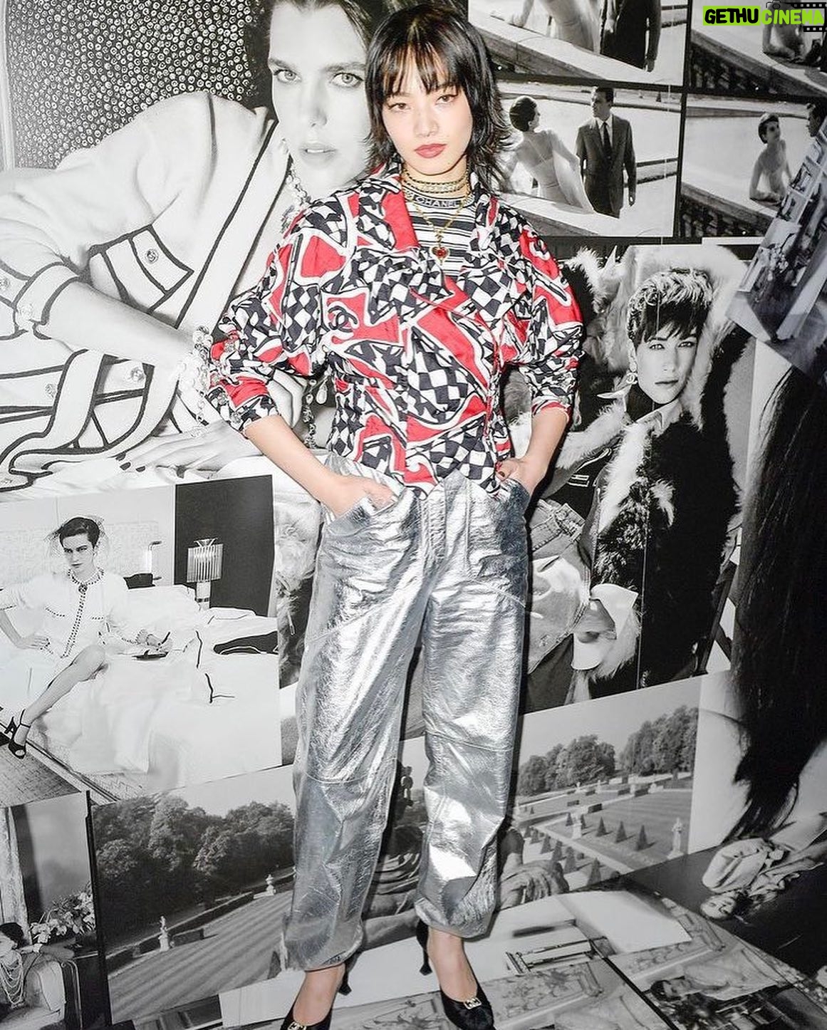 Nana Komatsu Instagram - @chanelofficial Spring Summer 2023
2年10ヶ月ぶりのパリでCHANELのshow🇫🇷
会場は360°スクリーンで囲まれた空間。
今までのコレクションとは雰囲気もガラッと変わり、セクシーさもありながらその人が持つしなやかな身体のラインと素材が組み合わさって息を呑む美しさだった。
こっちまでドキッとしてしまう、ミステリアスな雰囲気が漂ったコレクションでした!
あぁ、楽しすぎたなぁ。
次のコレクションは
どんな感じなんだろう、待ち遠しい。
Thank you for @chanelofficial 🌹
#chanelspringsummer